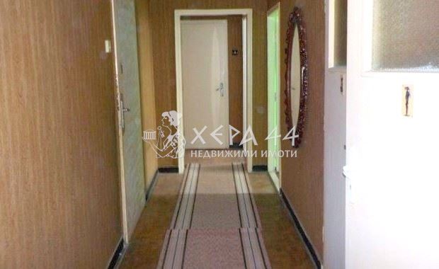 Четиристаен апартамент в кв. Чайка-0