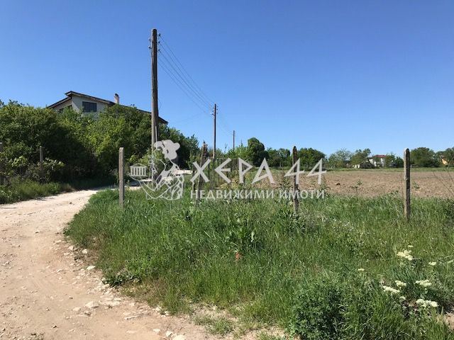 Парцел в с. Здравец-0