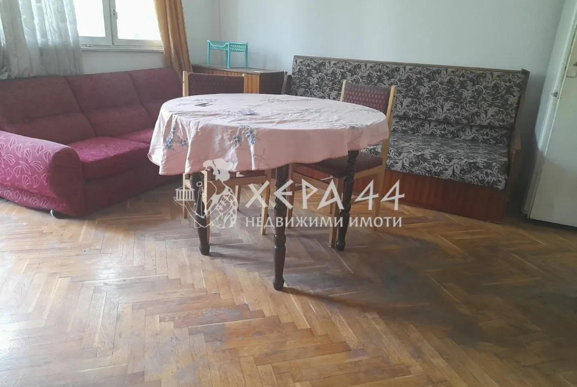 Продавам четиристаен апартамент Общината-0