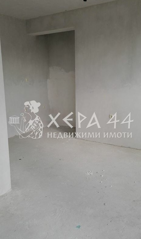 Двустаен апартамент в района на Колхозен пазар-0