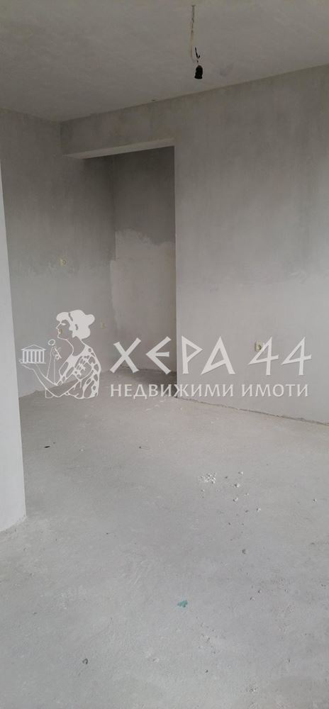 Двустаен апартамент в района на Колхозен пазар-0