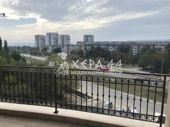 Тристаен апартамент в кв. Бриз-0