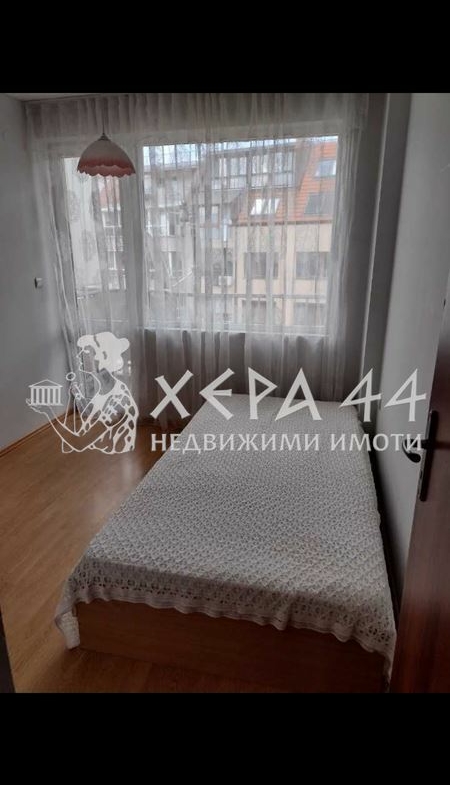 Тристаен апартамент в кв. Левски-0