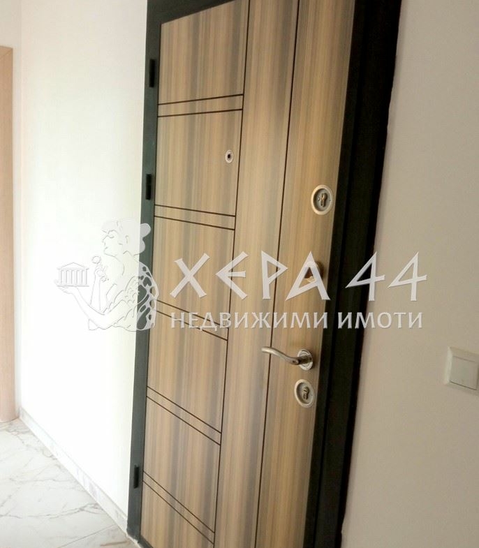 Четиристаен апартамент в района на Колхозен пазр - 0