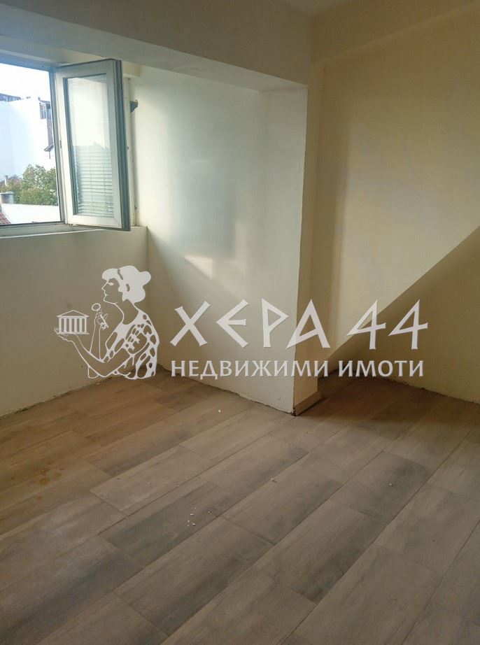 Тристаен апартамент в района на Колхозен пазар - 0