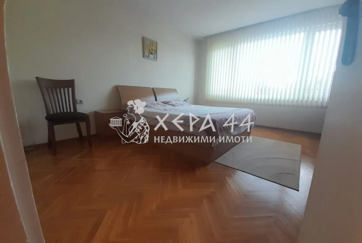 Продавам апартамент с три спални, дневна, бокс, две санитарни помещения. 165000 - 0