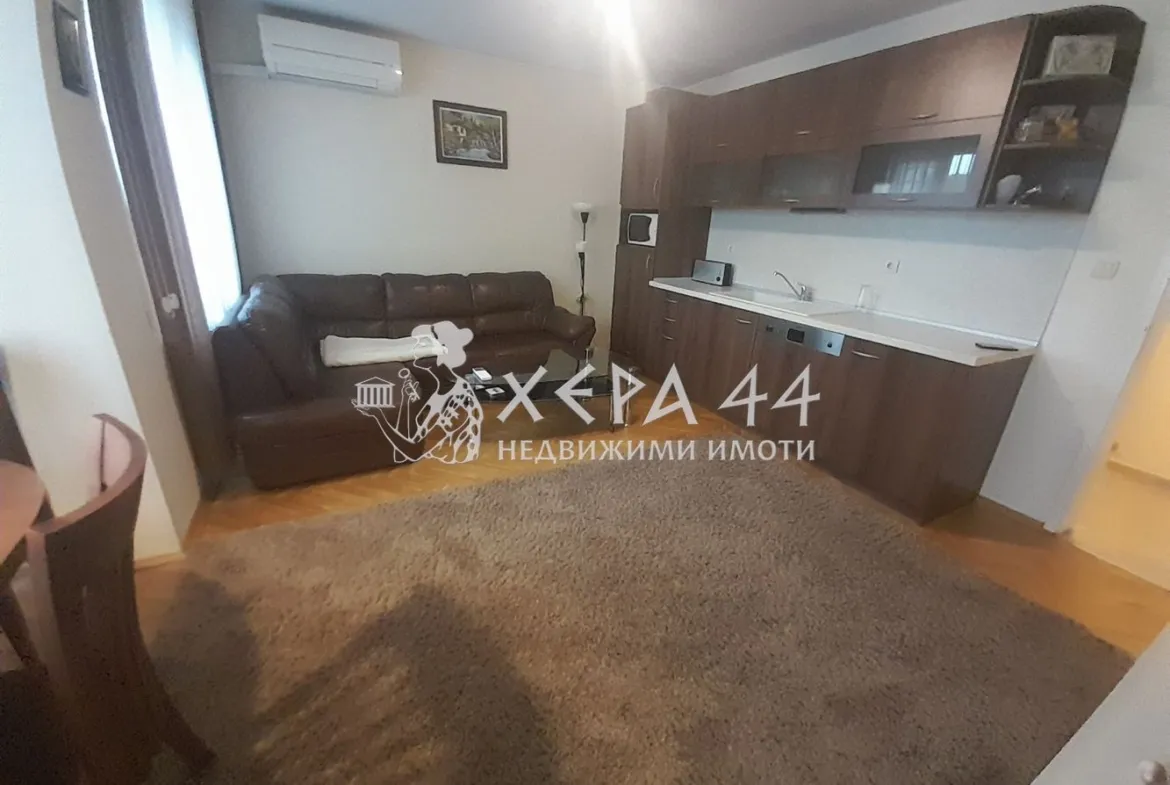 Продавам апартамент с три спални, дневна, бокс, две санитарни помещения. 165000 - 0