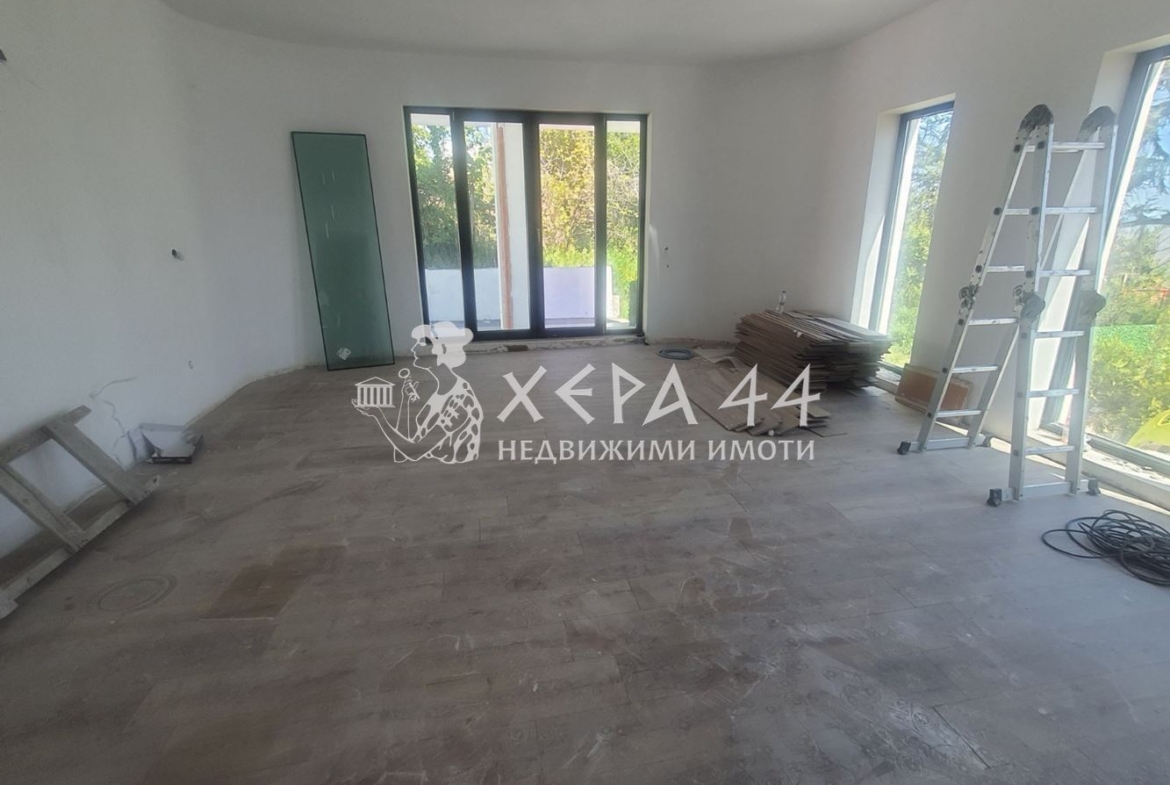 Продава 3стаен с усещане за къща - 0