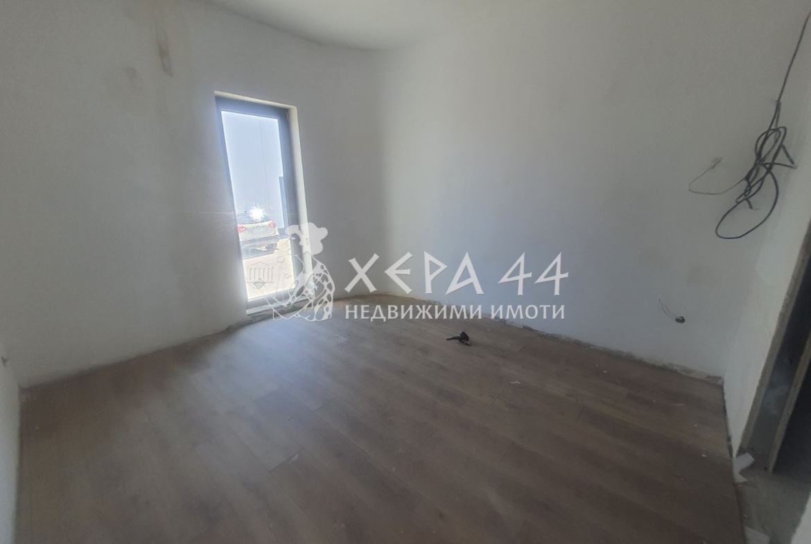 Продава 3стаен с усещане за къща - 0